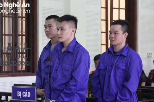 Ba nam thanh niên bị bắt khi đang 'phê' ma túy trong phòng ngủ