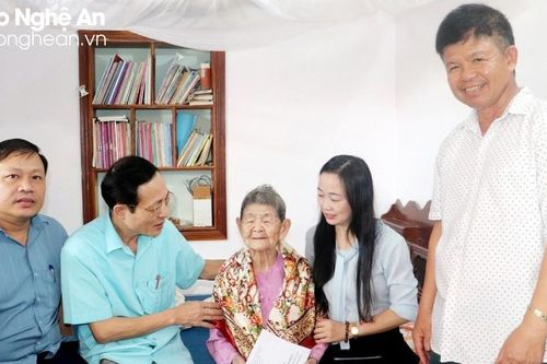 Đảng ủy Khối các cơ quan tỉnh thăm hỏi, tặng quà Mẹ Việt Nam anh hùng