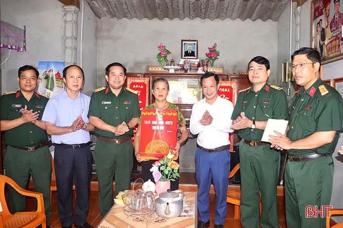 Thăm hỏi, tặng quà các gia đình chính sách trên địa bàn Vũ Quang