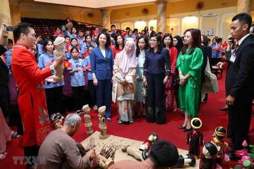 Hai Phu nhân Thủ tướng Việt Nam và Malaysia cùng xem múa rối nước