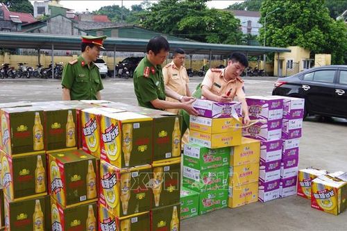 Phát hiện vụ vận chuyển số lượng lớn bia và mì tôm không có hóa đơn