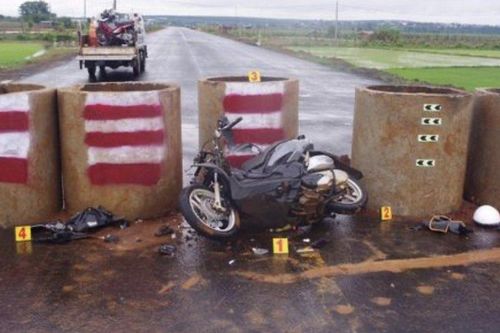 Tông vào cống xi măng giữa đường 2 thanh niên tử vong