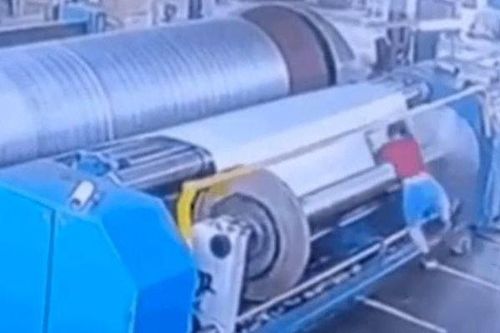 Clip: Người phụ nữ bất ngờ bị cỗ máy khổng lồ 'nuốt chửng' và cái kết