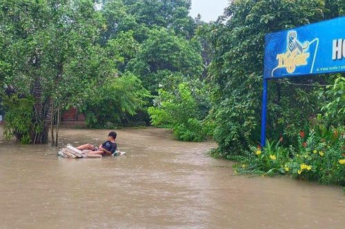 Phú Quốc sơ tán người già và trẻ nhỏ trong đêm vì mưa lũ