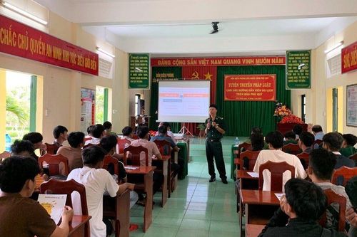 Bộ đội Biên phòng đảo Phú Quý phổ biến pháp luật cho hướng dẫn viên du lịch