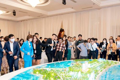 Nhà đầu tư bất động sản tìm kiếm cơ hội 'đón đầu'