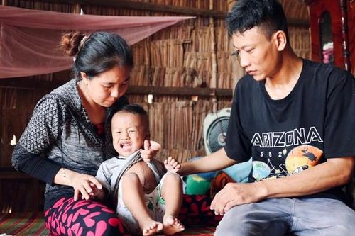 Bị dị tật ở tay, người cha bốc vác gom góp tiền phẫu thuật tim cho con trai 2 tuổi