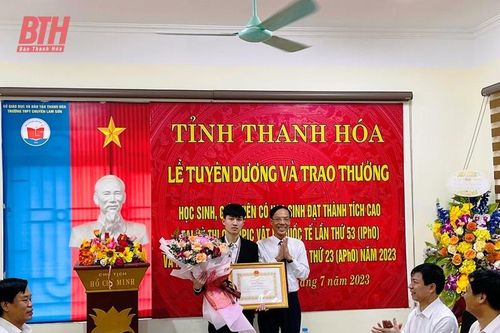 Tuyên dương và trao thưởng cho học sinh và giáo viên có học sinh đạt thành tích cao tại kỳ thi Olympic Vật lý Quốc tế (IPhO) và Kỳ thi Olympic Vật lý Châu Á