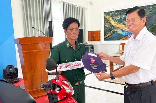 Tặng xe gắn máy cho người có công có hoàn cảnh khó khăn ở TP. Long Xuyên