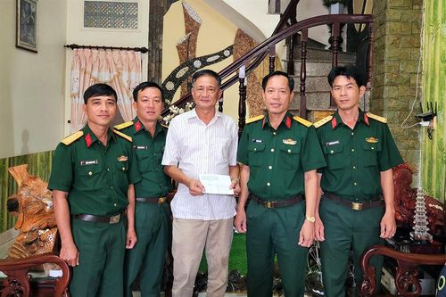 Ban Chỉ huy Quân sự TP. Châu Đốc thăm, tặng quà gia đình có công với cách mạng