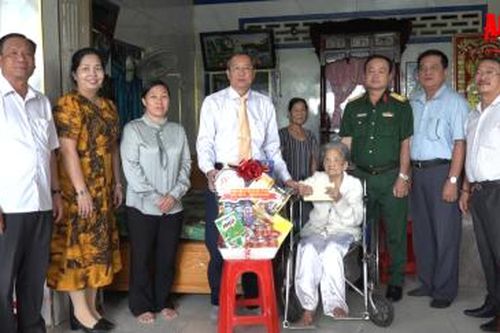 Phó Bí thư Thường trực Tỉnh ủy, Chủ tịch HĐND tỉnh An Giang Lê Văn Nưng thăm Mẹ Việt Nam Anh hùng, gia đình người có công