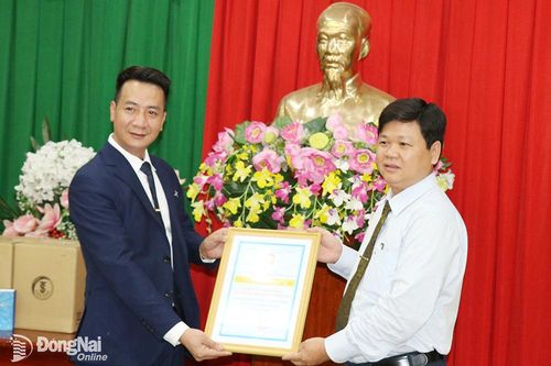 Tiếp nhận sản phẩm hỗ trợ chăm sóc sức khỏe trị giá 900 triệu đồng dành cho người có công