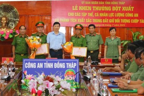 Khen thưởng đột xuất các tập thể và cá nhân bắt nhanh 2 đối tượng cướp tài sản