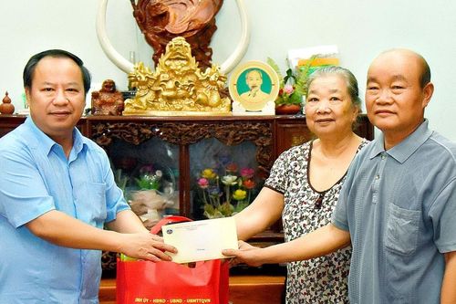 Phó Bí thư Thường trực Tỉnh ủy Châu Ngọc Tuấn thăm, tặng quà gia đình người có công tiêu biểu ở Kbang