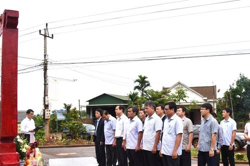 Bí thư Tỉnh ủy Hồ Văn Niên dâng hương tại Di tích lịch sử chiến thắng Pleime