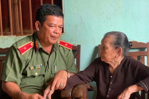 Thiếu tướng Rah Lan Lâm thăm, tặng quà gia đình có công tại huyện Chư Prông