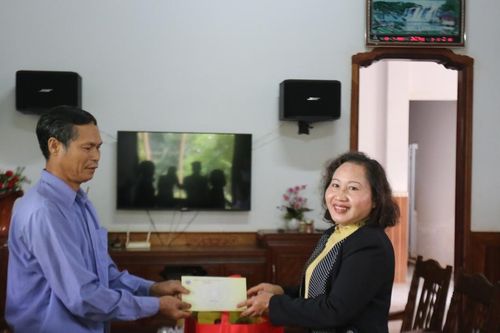 Phó Chủ tịch HĐND tỉnh Ayun H'Bút thăm, tặng quà gia đình chính sách ở xã Ia Krái