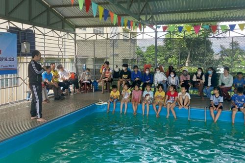 Huyện Đoàn Mang Yang mở lớp dạy bơi miễn phí cho thiếu nhi dịp hè 2023