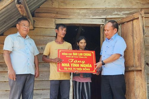Phó Bí thư Tỉnh ủy Rah Lan Chung thăm, tặng quà gia đình chính sách, người có công tại xã Krông Năng