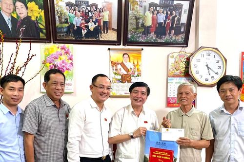 Tổng Thư ký Quốc hội Bùi Văn Cường thăm, tặng quà cho 2 gia đình có công với cách mạng tại Pleiku