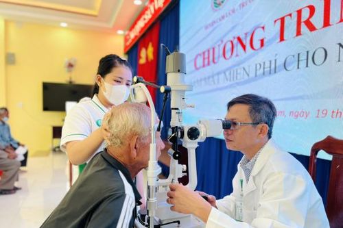 Bệnh viện Mắt Sài Gòn Nha Trang: khám mắt miễn phí cho 200 người dân xã Cam Tân