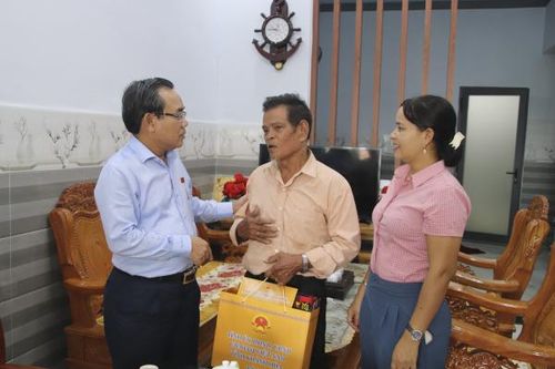 Ông Lê Hữu Trí thăm, tặng quà 5 gia đình người có công tại thị trấn Khánh Vĩnh