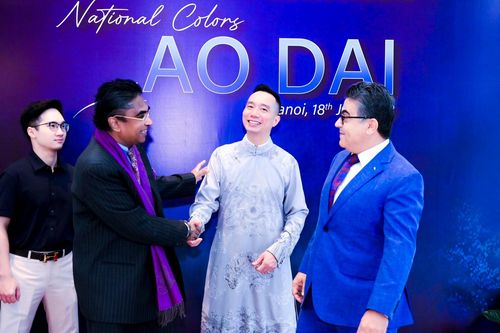Lan tỏa tình yêu áo dài với bạn bè quốc tế