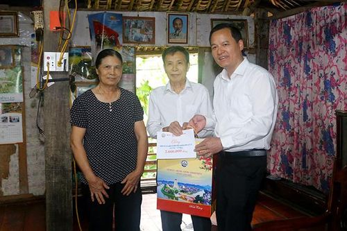 Đoàn công tác của tỉnh thăm, tặng quà gia đình chính sách, người có công tại huyện Bắc Sơn