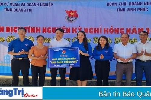 Trao tặng công trình 'Ánh sáng đường quê' cho khu phố Phú Thị Đông