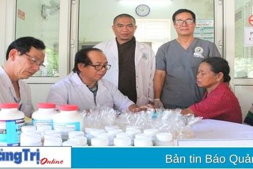 Tổ chức khám, cấp phát thuốc miễn phí và tặng quà cho gia đình có công với cách mạng ở huyện Hướng Hóa