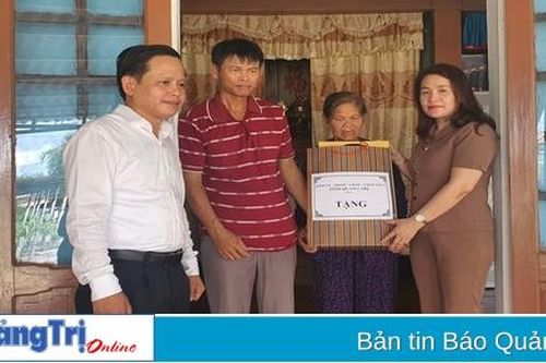 Chủ nhiệm Ủy ban Kiểm tra Tỉnh ủy Hồ Thị Thu Hằng thăm, tặng quà các gia đình chính sách