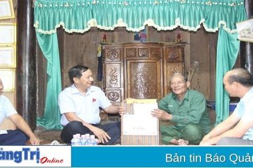 Thăm, tặng quà các gia đình chính sách huyện Đakrông, Hải Lăng