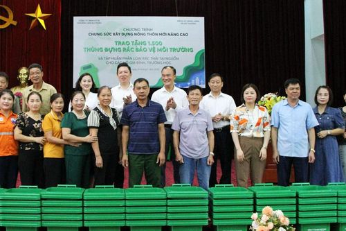 Công ty Núi Pháo: Tặng 1.500 thùng đựng rác thải cho người dân Hà Thượng