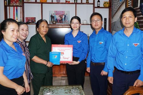 Thăm, tặng quà gia đình thương binh, người có công