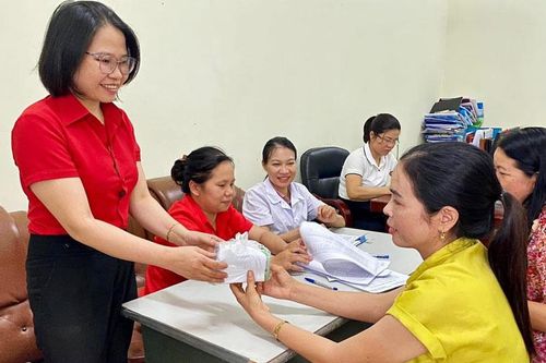 Phú Bình: Khám, cấp thuốc miễn phí cho người lao động