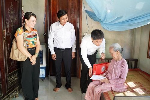 Phú Vang: Thăm, tặng quà gia đình chính sách