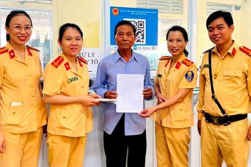 Trao trả 13 triệu đồng cho một người dân để quên