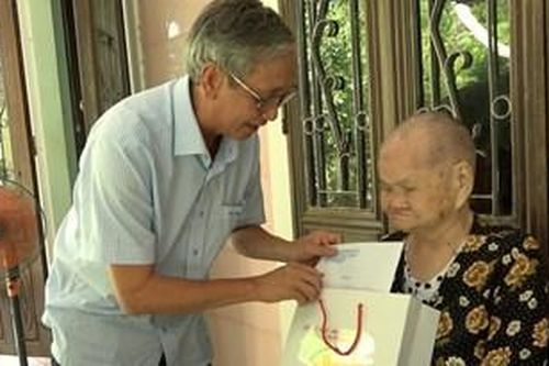 Thăm các gia đình chính sách ở Phú Lộc
