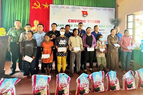 Thanh niên Khối Cơ quan và Doanh nghiệp tỉnh tặng quà cho gia đình chính sách huyện Nam Đông