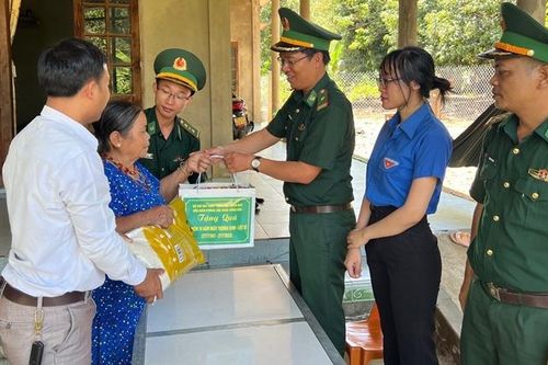 'Bữa cơm tri ân' trên biên giới