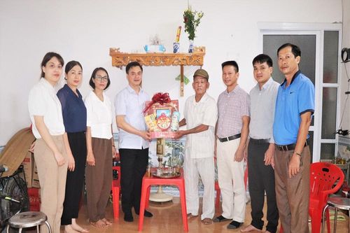 Vĩnh Yên (Vĩnh Phúc): Thăm, tặng quà các thương binh, gia đình chính sách, người có công với cách mạng