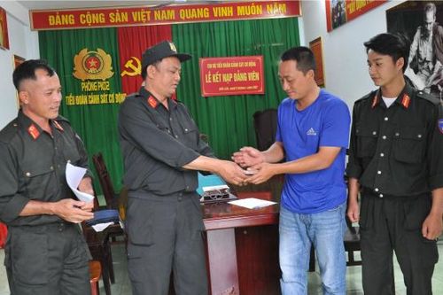 Thượng sĩ CSCĐ nhặt được tài sản trả lại người đánh rơi