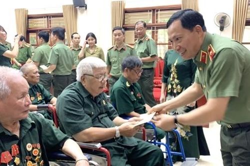 Thứ trưởng Lê Văn Tuyến thăm, tặng quà thương binh tại Hà Nam