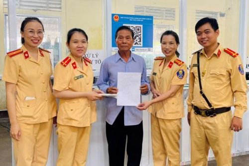 Người đàn ông vui mừng khi được CSGT trả lại túi tiền đánh rơi