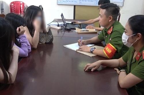 Bắt 'tú ông' môi giới bán dâm tại nhiều nhà nghỉ