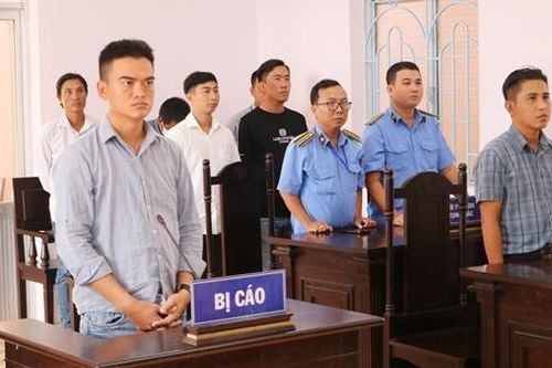 Khóa cửa nhốt người thi hành công vụ, lãnh 2 năm tù