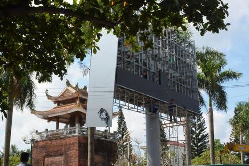 Xây lắp bảng quảng cáo trái phép ngay tại tháp chuông Thành cổ Quảng Trị