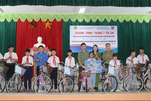 Chương trình 'Tháng 7 tri ân' và trao xe đạp tặng các em học sinh Hưng Yên