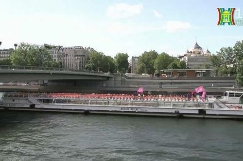 Diễu hành thuyền chuẩn bị cho lễ khai mạc Olympic Paris 2024