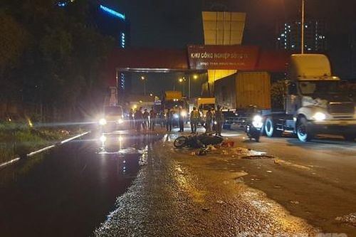 Nghi tránh vũng nước, hai vợ chồng gặp nạn dưới bánh xe ô tô